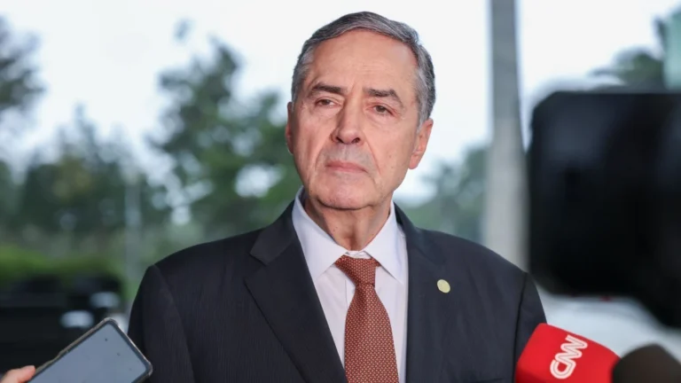 Barroso descarta saída imediata do STF e prepara livro de memórias