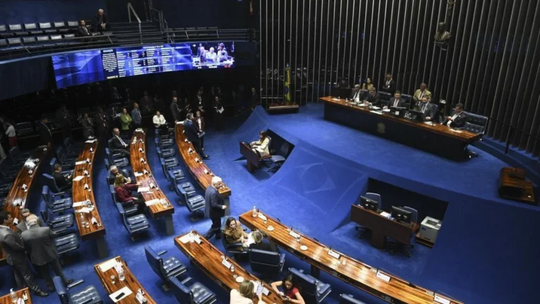 Senado aprova projeto que afrouxa Lei da Ficha Limpa