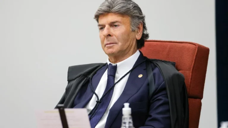 Fux inicia voto e diz que “não compete ao STF realizar juízo político”