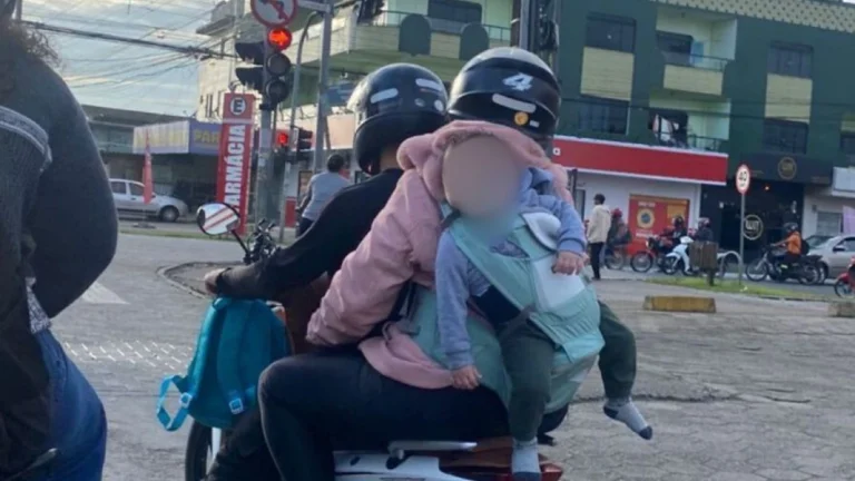 Vídeo: Dupla em moto carrega bebê pendurado a “mochila” em SC