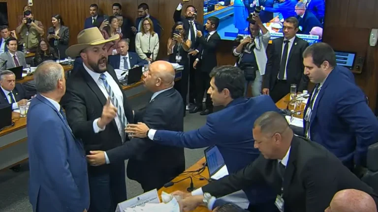 Discussão entre Zé Trovão e advogado de “Careca do INSS” suspende sessão