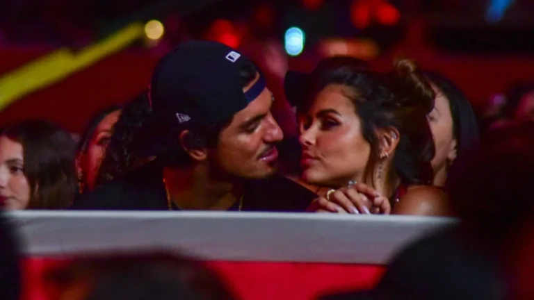Gabriel Medina e namorada trocam beijão em show de Jorge & Mateus; veja