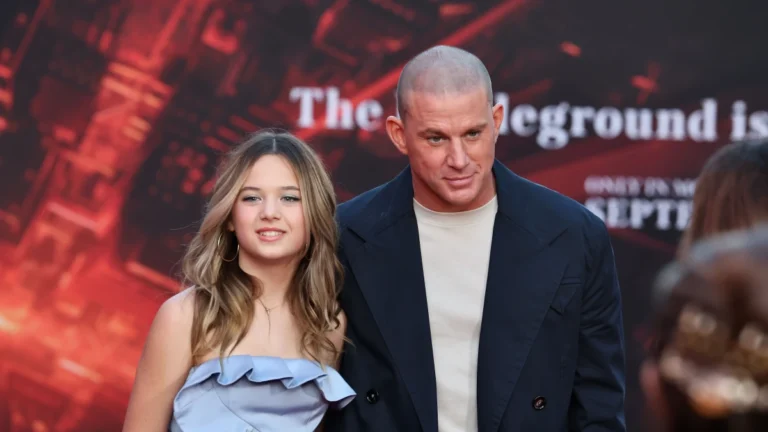 Channing Tatum faz rara aparição com filha em première