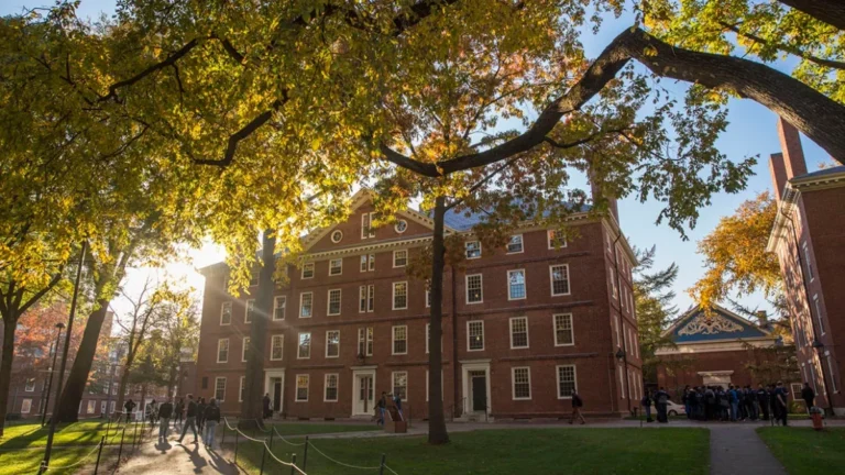 Trump quer tornar Harvard inelegível para financiamento federal