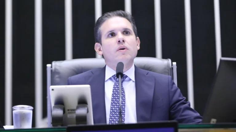 ”Diálogo é a melhor forma de resolver”, diz Hugo à CNN sobre Trump e Lula