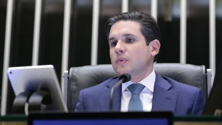 Hugo Motta faz gesto a Lula e promete destravar IR na próxima semana