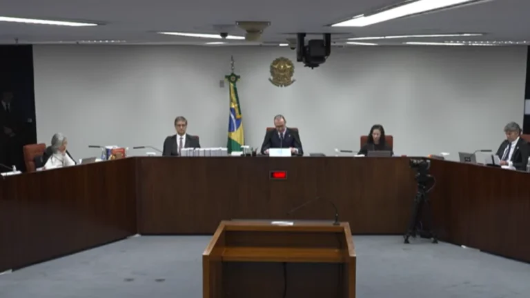 Decano, Gilmar Mendes acompanha presencialmente julgamento de Bolsonaro