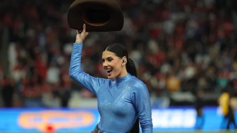 Ana Castela apresenta o hino nacional em jogo da NFL no Brasil