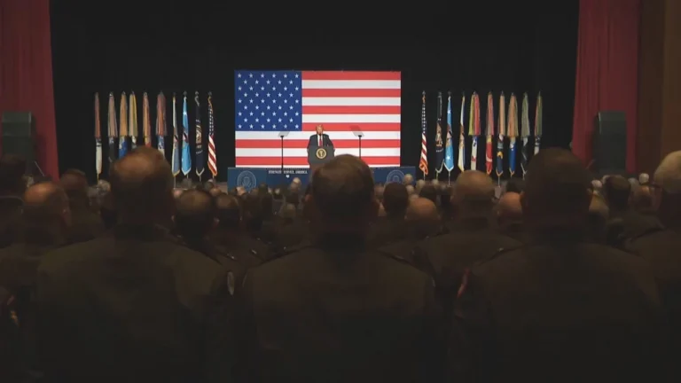 Trump salta entre diversos assuntos em discurso para generais