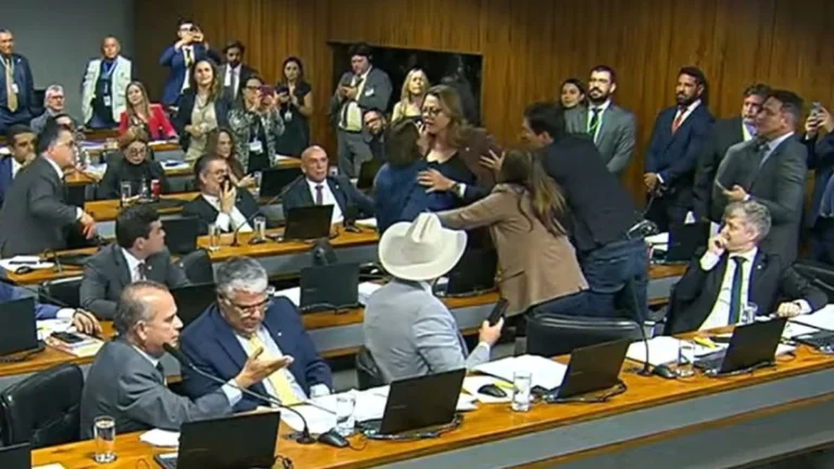 CPMI do INSS: parlamentares batem boca e precisam ser contidas por colegas