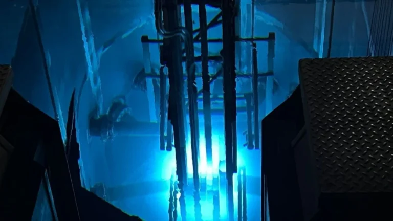 Essa é a luz azul mais bonita do mundo; iluminação é radioativa