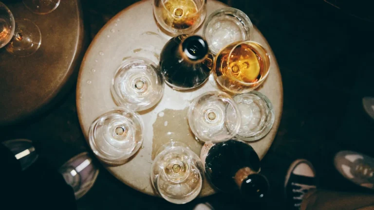 Polícia investiga intoxicação por metanol após grupo beber gin importado