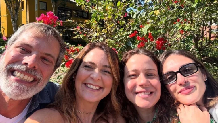 Cláudia Abreu posa com colegas de “Cheias de Charme” em reencontro na Globo