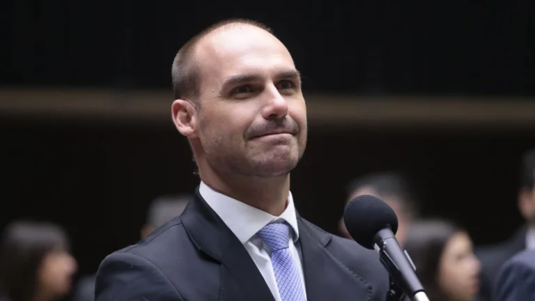 Faltas podem levar Eduardo Bolsonaro a perder mandato em abril de 2026
