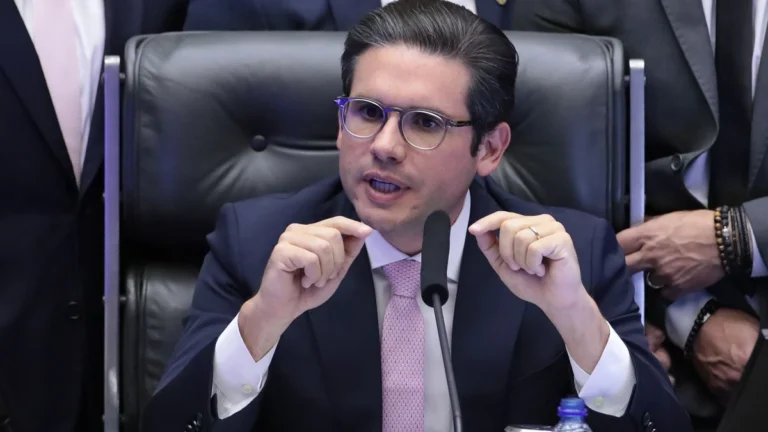 “O país precisa andar”, diz Hugo após urgência de anistia ser aprovada