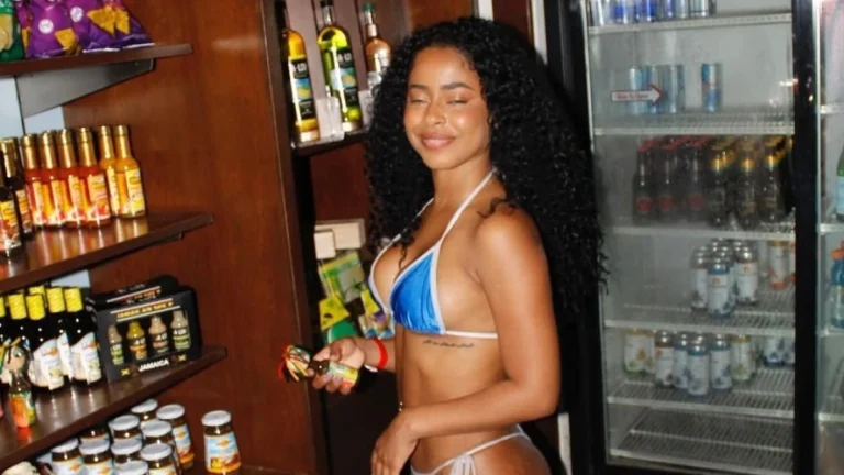 Lorena Maria posa de biquíni fazendo compras em viagem à Jamaica