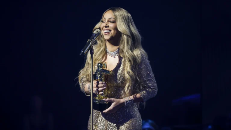Mariah Carey revisita hits no palco no VMA após 20 anos; veja como foi