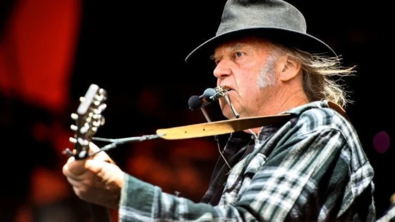 Neil Young é alvo de processo por nome da banda Chrome Hearts