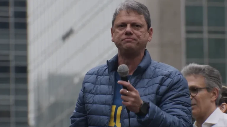 Análise: Tarcísio ataca Moraes para ser abraçado pelo bolsonarismo