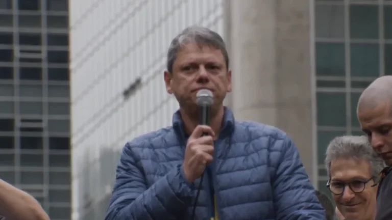 “Deixa Bolsonaro ir pra urna”, diz Tarcísio em ato na Paulista