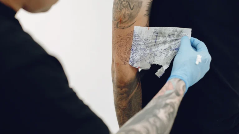 Justiça condena tatuador por lesão corporal após tatuar adolescente