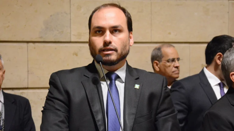 Carlos cita Silveira e critica quem promete indulto a Bolsonaro se eleito