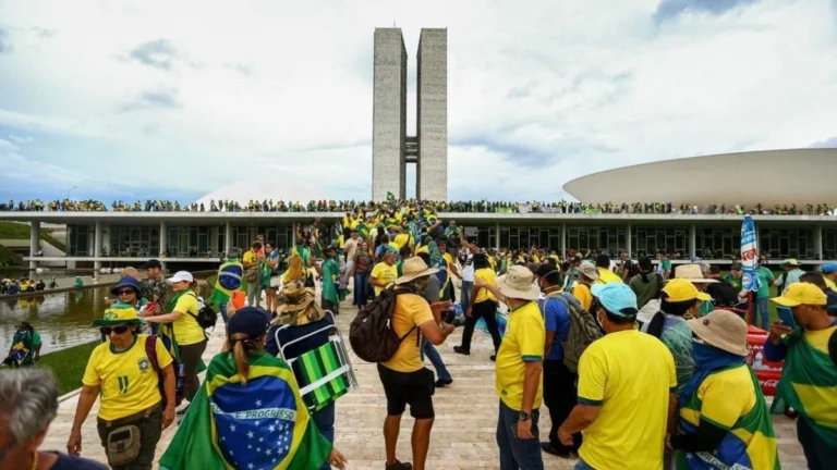 PoderData: 64% dos brasileiros são contra anisita para condenados pelo 8/1