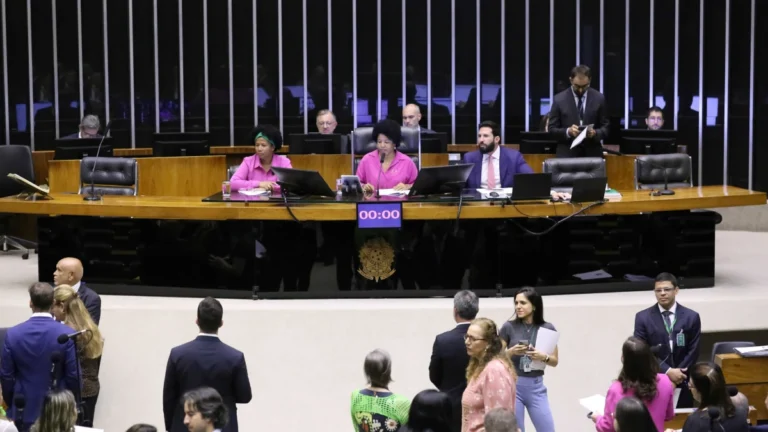 Câmara aprova “licença menstrual” em pacote de projetos da pauta feminina