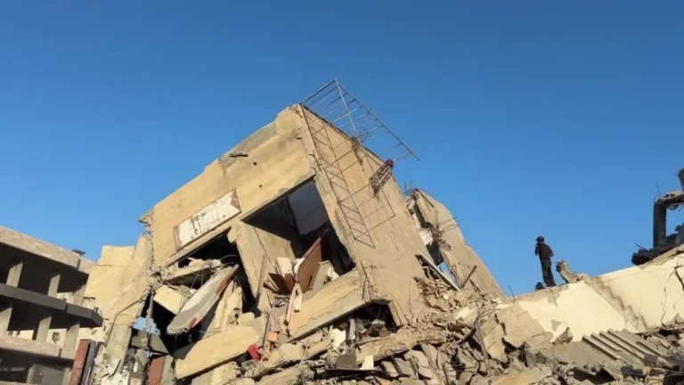 Bombardeios continuam em Gaza dois anos após ataque do Hamas contra Israel
