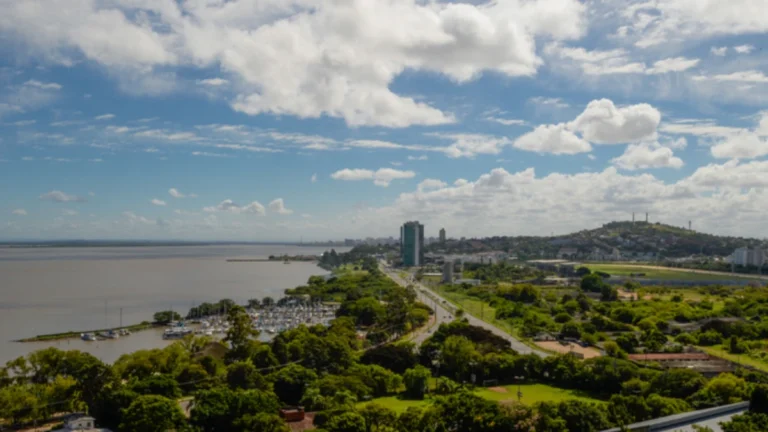 Porto Alegre enfrenta semana com chuvas e calor no final de semana