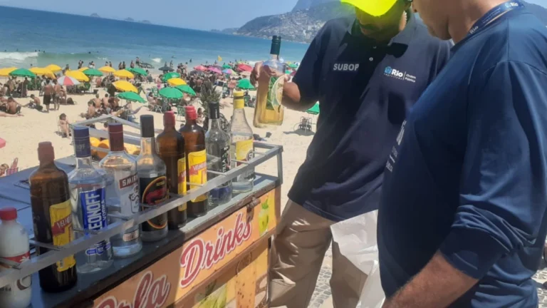 Centenas de garrafas de bebidas são apreendias em praias do Rio de Janeiro