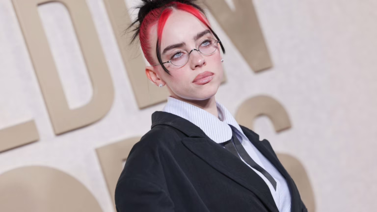 Billie Eilish cai após fã puxar seu braço durante show em Miami; veja vídeo