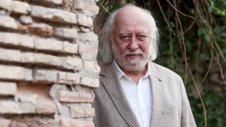 Ganhador do Nobel diz que prêmio leva esperança aos que leem e dá conselho
