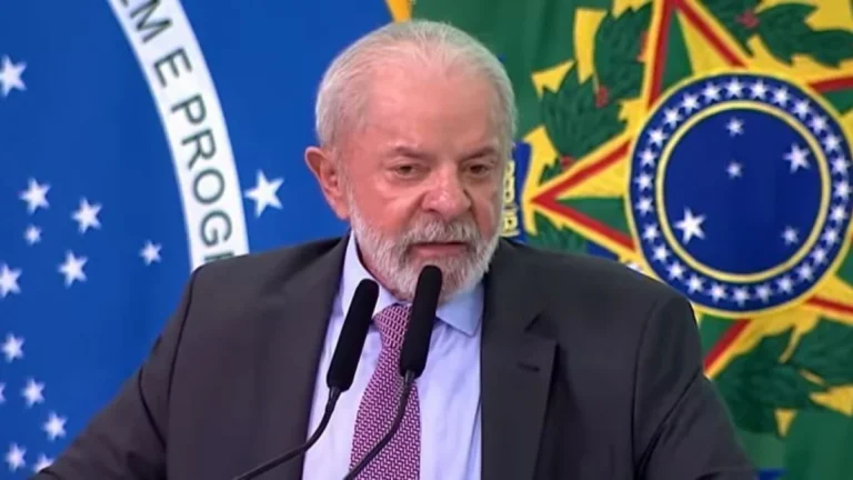 Lula embarca para Malásia sem anunciar substituto de Barroso no STF