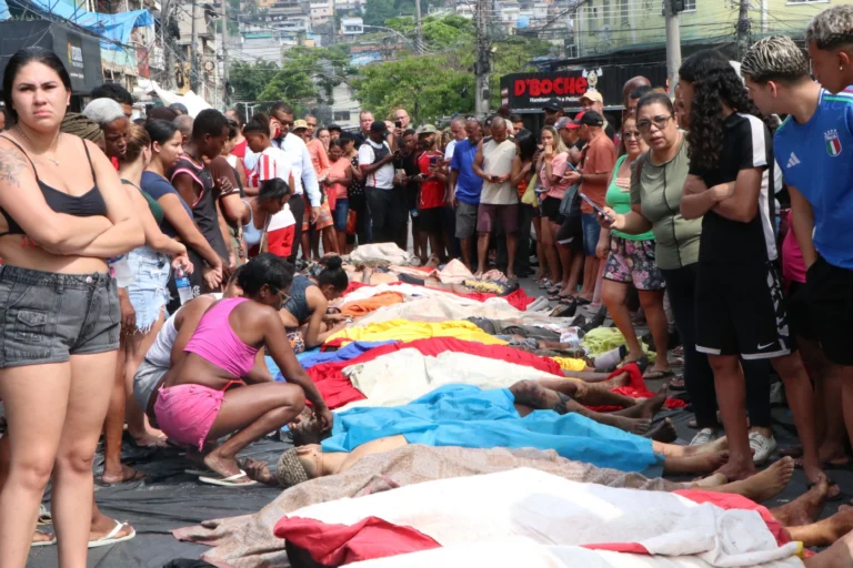 “Cheiro de pessoas mortas”, relata ativista sobre fila de corpos no Rio