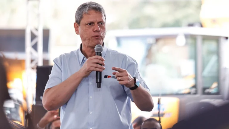Tarcísio volta a nacionalizar discurso e alfineta Lula