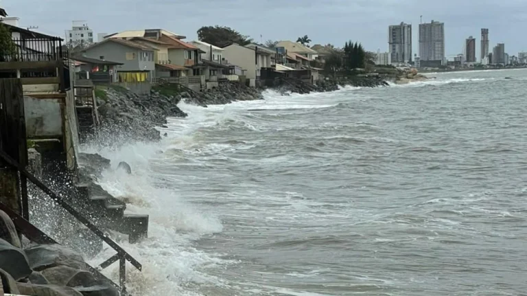 Município de SC decreta estado de emergência após mar avançar em ruas