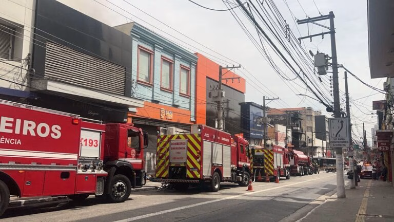 Defesa Civil vai avaliar risco de desabamento após incêndio em loja na Lapa