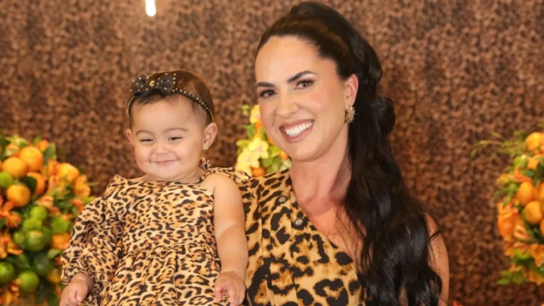 Graciele Lacerda faz festa de 45 anos e sua filha com Zezé Di Camargo rouba a cena