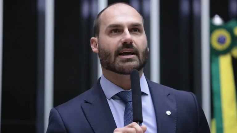 DPU pede para não atuar na defesa de Eduardo Bolsonaro