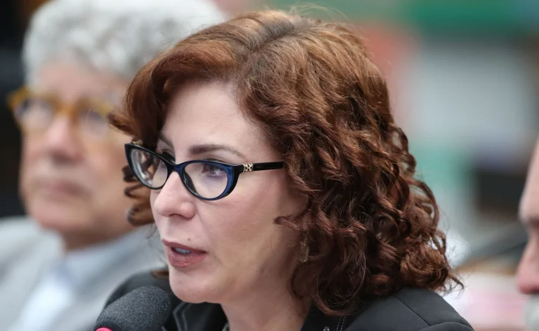 Carla Zambelli deve alegar insanidade mental para reduzir pena