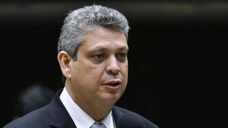 Lula pede que Márcio Macêdo seja candidato em 2026