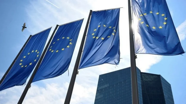 União Europeia e EUA tentam estrangular economia russa com sanções