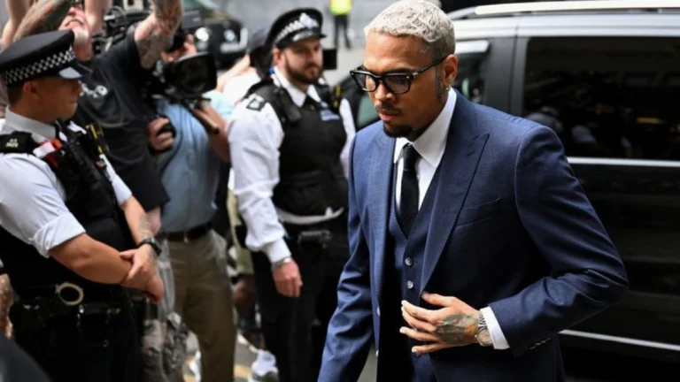 Chris Brown vai a tribunal em Londres para audiência sobre caso de agressão