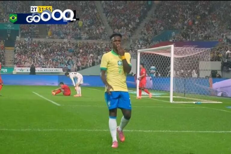 Foi para quem? Vini Jr. manda beijo após marcar gol pela Seleção em amistoso