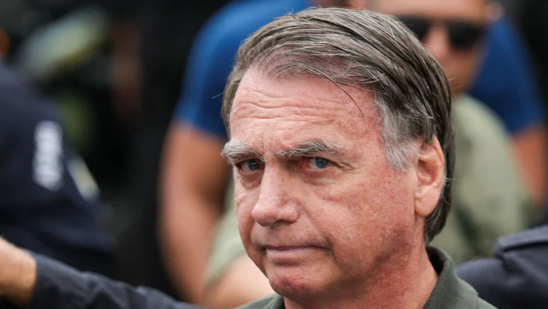 Defesa de Bolsonaro nega uso de celular em visita de Nikolas Ferreira