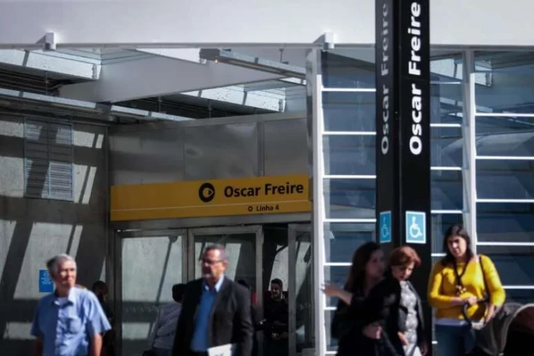 PM é esfaqueado em frente à estação Oscar Freire do Metrô de SP; suspeito foi baleado e morreu