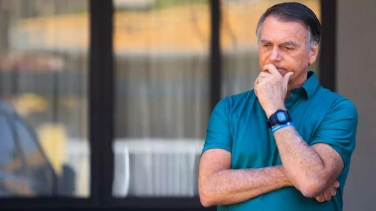 Defesa de Bolsonaro pede prisão domiciliar humanitária ao STF
