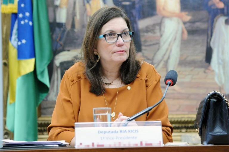 Bia Kicis diz que Bolsonaro pensou que havia uma “escuta” na tornozeleira