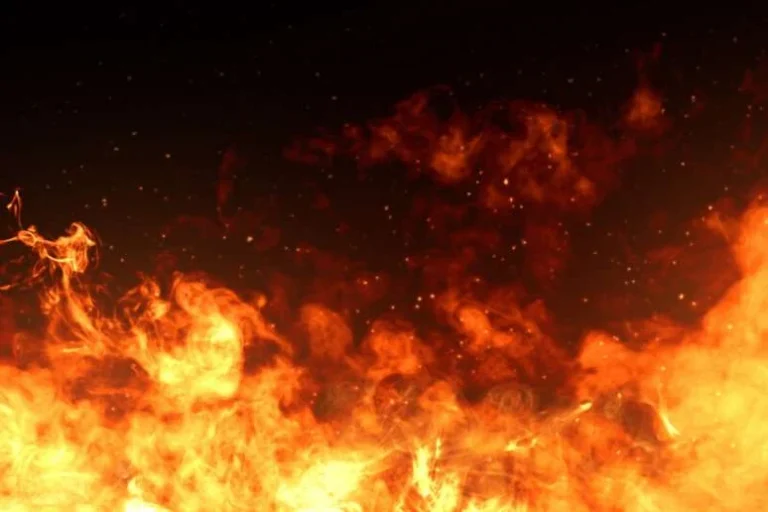 Trabalhador morre em incêndio que destruiu alojamento de recicladora em Caxias do Sul